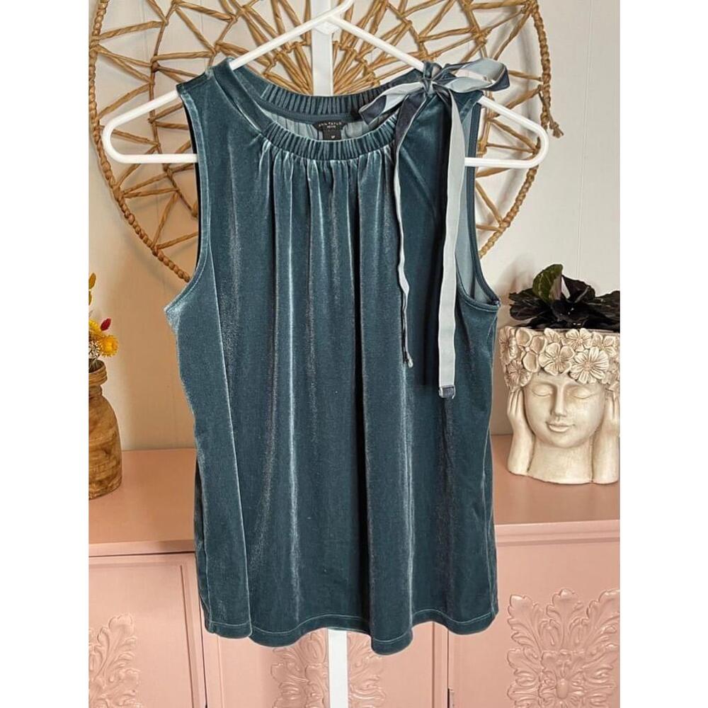Women’s Ann Taylor velvet sleeveless blouse with‎ tie on shoulder 
Size SP